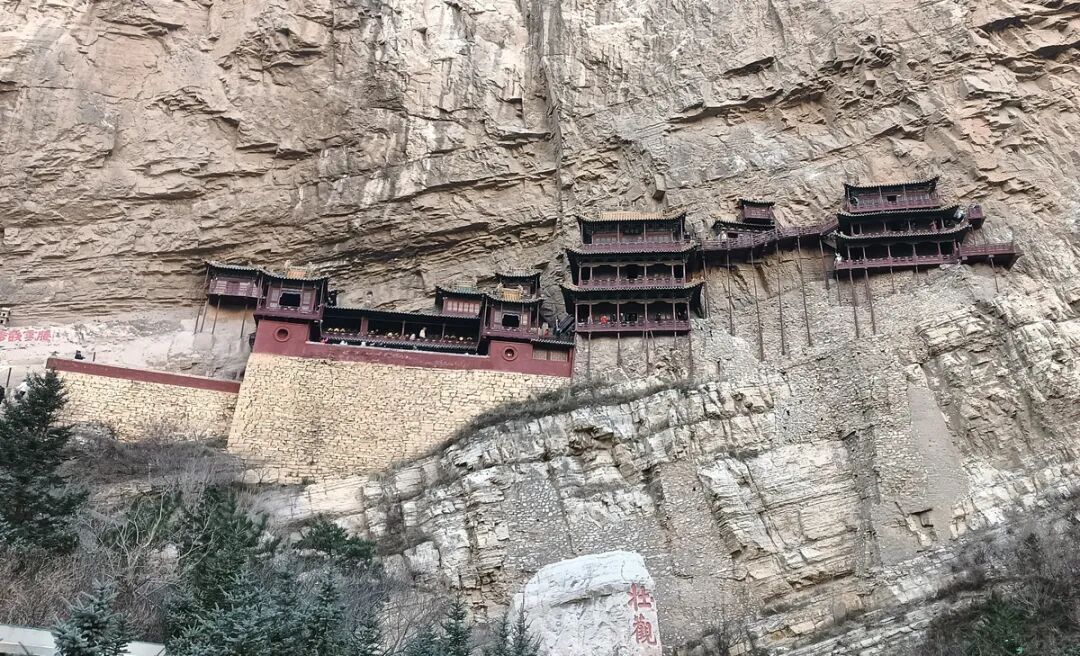 央視曝光懸空寺景區(qū)亂象：門票售罄后還能加價代買、黑車攬客到落石區(qū)拍照…當(dāng)?shù)鼗貞?yīng)